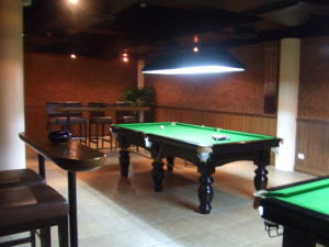 �z�e���̃i�C�g�o�[