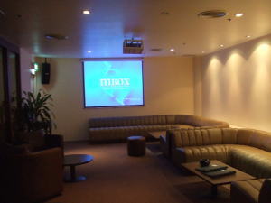 �z�e���̃i�C�g�o�[