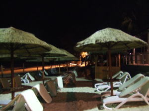 �z�e���̃i�C�g�o�[