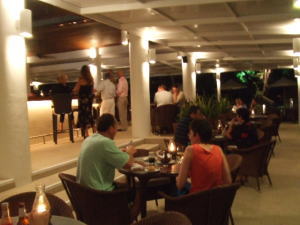 �z�e���̃i�C�g�o�[