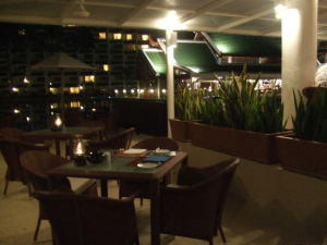 �z�e���̃i�C�g�o�[