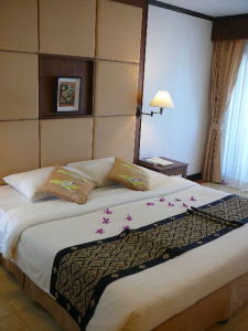 �p�g���E�x�C�K�[�f��